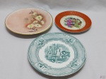 Lote de 3 pratos decorativos em porcelanas diversas. Sendo o prato inglês com restauro na borda. Medindo a maior 24cm de altura.
