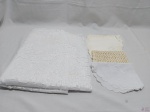Lote de toalha de mesa retangular tipo rendão, guardanapos em tecido, etc.Medindo a toalha:240 cm x 160 cm.