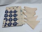 Toalha de mesa retangular com 12 guardanapos em tecido. Medindo a toalha 240cm x 140cm.