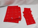Toalha de mesa retangular com 5 guardanapos em tecido com bordado em ponta cruz. Medindo a toalha 160cm x 130cm.
