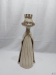 Escultura na forma de rainha em porcelana Luiz Salvador branca, trabalhada com relevos. Medindo 41cm de altura.