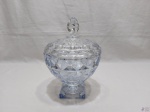 Compoteira em vidro carnival glass moldado azulado. Medindo 17cm de diâmetro de boca x 14,5cm de altura sem a tampa.