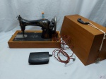 Antiga maquina de costura da marca Singer, com estojo em madeira. Funcionando perfeitamente.