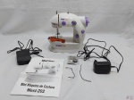 Mini Máquina De Costura Para Reparos E Tecidos Leves West-202. Na caixa original, sem uso.