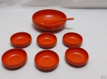 Jogo de bowl com colher de servir e 6 cumbucas em resina vermelha. Medindo o bowl 16cm de diâmetro x 5cm de altura.