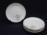 PORCELANA, seis (6) pratos rasos, ornamentação floral policromada, arremates com frisos dourados, manufatura BOHEMIA (Bohemia Keramische Werke SA, fundada em 1921 ou 1925 (data controversa), por Franz Nagy e Carl Diebitsch, na cidade de Neurohlau, Bohemia, Chechoslováquia; em 1939 foi expropriada pela SS Nazista; apo a Segunda Grande guerra a Oscar Schller & Company, assumiu a fábrica), modelo ROYAL IVORY, medindo 25 cm diâmetro.