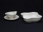 PORCELANA, dois (2) itens: 1 molheira com presentoir acoplado, medindo 20 cm diâmetro; 1 bowl quadrilobado, medindo 23,5 x 23,5 cm, ornamentação floral policromada, arremates com frisos dourados, manufatura BOHEMIA (Bohemia Keramische Werke SA, fundada em 1921 ou 1925 (data controversa), por Franz Nagy e Carl Diebitsch, na cidade de Neurohlau, Bohemia, Chechoslováquia; em 1939 foi expropriada pela SS Nazista; apo a Segunda Grande guerra a Oscar Schller & Company, assumiu a fábrica), modelo ROYAL IVORY.