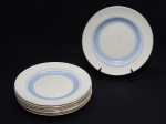 FAIANÇA INGLESA, oito (8) pratos rasos, ornados com faixas na tonalidade azul sobre fundo branco, arremates com frisos dourados, manufatura WASHINGTON POTTERY Ltd, Hanley, England, medindo 22,5 cm diâmetro, apresentam o craquelê característico do envelhecimento de toda a faiança.
