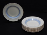 FAIANÇA INGLESA, onze (11) pratos fundos, ornados com faixas na tonalidade azul sobre fundo branco, arremates com frisos dourados, manufatura WASHINGTON POTTERY Ltd, Hanley, England, medindo 23 cm diâmetro, apresentam o craquelê característico do envelhecimento de toda a faiança.