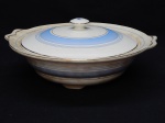 FAIANÇA INGLESA, uma (1) terrina com tampa, ornadas com faixas na tonalidade azul sobre fundo branco, arremates com frisos dourados, medindo 23 cm diâmetro, manufatura WASHINGTON POTTERY Ltd, Hanley, England.