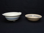 FAIANÇA INGLESA, dois (2) itens: 1 sopeira sem a tampa e 1 bowl, ornadas com faixas na tonalidade azul sobre fundo branco, arremates com frisos dourados, manufatura WASHINGTON POTTERY Ltd, Hanley, England, medindo 25 cm e 23 cm diâmetro, apresentam o craquelê característico do envelhecimento de toda a faiança.