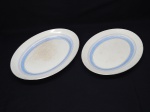 FAIANÇA INGLESA, duas (2) travessas ovais, ornadas com faixas na tonalidade azul sobre fundo branco, arremates com frisos dourados, manufatura WASHINGTON POTTERY Ltd, Hanley, England, medindo 32,5 x 25,5 cm e 36 x 28,5 cm, apresentam o craquelê característico do envelhecimento de toda a faiança.