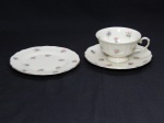 PORCELANA ALEMÃ, um (1) trio, 1 xícara de chá; 1 pires e 1 pratinho, ínfimo bicadinho na borda da xícara, ornamentação floral policromada, arremates a ouro, manufatura K & A (KRAUTHEIM ET ADELBERG, Selb, Bavária, Alemanha; em 1884 Christoph Krautteim abriu um atelier de decoração; em 1889 seu cunhado Richard Adelberg juntou-se a ele; em 1912 abriram a própria fábrica de porcelana; em 1933 morre Christoph Krautteim; em 1979 encerrou as atividades), medindo a maior peça 15 cm diâmetro.