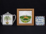 AZULEJOS, três (3) distintos: 1 pintado a mão com tentativa de flores em policromia e a legenda: ALLE FREONEN BINNE KJIR WOLKOM, assinado no verso WORKUM K, medindo 10,5 x 10,5 cm; 1 ornado com palmeira dentro de um vaso em policromia, monture em alumínio na forma de bule, pés emborrachados, procedência Brasil, medindo 17 x 15,5 cm; 1 emoldurado, tipo mosaico, lembra a bandeira brasileira estilizada, parte central com paisagem naif policromada, assinado LAPLAU 6, emoldurado, medindo com moldura 19 x 19 cm.