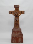 ARTE SACRA POPULAR, um (1) crucifixo de mesa ou altar, confeccionado em barro cozido policromado, medindo 36 cm altura.