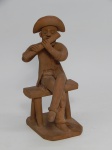 ARTE POPULAR, uma (1) escultura figurativa em barro cozido, representando homem sentado no banco tocando pífaro, medindo 18,5 cm altura, assinada em cavo na base AMARO RUDRIGUE.