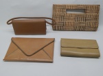 DIVERSOS, quatro (4) bolsas femininas do tipo carteira, modelos distintos: 1 em couro na tonalidade bege claro, interior em pelica, sem marca, sinais de que já teve alça, medindo 22 x 13 cm; 1 bege com alça curta, marca AREZZO, fecho da EBERLE, medindo 22 x 12 cm, possui mancha; 1 tipo envelope em couro, tonalidade bege claro, forração em tecido, marca HENRIQUE, Bolsas, medindo 28 x 19 cm; 1 em tresse de fibra vegetal, forração em tecido, medindo 32 x 19 cm, todas com sinais de uso.