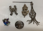 JOIAS E BIJUTERIAS, cinco (5) broches: 3 confeccionados em PRATA, um feito com aproveitamento de moeda portuguesa de 10 escudos do ano 1934, um com dança típica portuguesa, esmaltado, filigranado, marca da Joalheria Topázio e contraste 925 milésimos, curioso sem a marca da contrastaria portuguesa, um de pressão representando borboleta com pedras brancas, podendo ser inclusive um brinco apenas, peso total somente das peças em prata 22gr; 2 broches em metal prateado e pedras, um deles alfinete, possui faltas o outro da grife CORO CRAB ou CRAF.