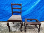 Cadeira e banqueta em madeira nobre com torneados. Banqueta sem o assento medindo 37 x 49 x 33cm.