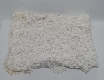 CAMA E MESA, uma (01) colcha crochê confeccionada em linha na tonalidade branca; usada com manchas.