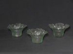 VIDRO, três (3) taças modeladas na forma de flor, translúcidas, tonalidade esverdeada quase incolor, medindo 12 cm diâmetro.