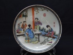 PORCELANA ORIENTAL, uma (1) fruteira circular, pintada a mão em policromia com cena do gênero, borda com barrado vegetalista, arremates com frisos dourados já com sinais de gasto, marcado em caracteres, medindo 27,5 cm.