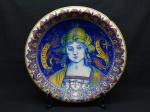 CERÂMICA, um (1) antigo medalhão, pintado a mão em policromia, retratando busto feminino com a legenda SIBILLA LIBICA, possui acentuado bicado na borda, marca no verso não identificada representada pelas letras AS coroada, medindo 36,5 cm diâmetro, possivelmente italiana