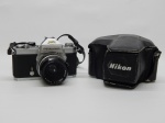 FOTOGRAFIA, uma (1) da marca NIKON, modelo NIKKORMAT, Made in Japan, acondicionada em estojo em couro com bastante sinais de uso, não testada e sem garantia.