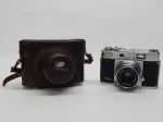 FOTOGRAFIA, uma (1) antiga Câmera Fotográfica BEAUTY, modelo SUPER II, Made in Japan, acondicionada em estojo de couro, usada, não testada e sem garantia.