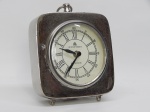 RELÓGIO, um (1) de mesa, estante ou cornija, mostrador na tonalidade branca com algarismos romanos, legendado 49 BOND STREET  LONDON, caixa em aço inox, movimento quartz, usado, não testado e sem garantia, medindo 16 cm altura.