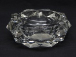 BACCARAT - CRISTAL FRANCÊS, um (1) cinzeiro, incolor e translúcido, moldado em geométricos, possui bicados. Marcado em acidado no fundo. Diam. 19cm.