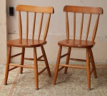MOBILIÁRIO, par (2) cadeiras, padrão inglês Windsor, confeccionadas em madeira maciça torneada, amarração em travejamento, usadas. Alt. 76cm.