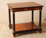 MOBILIÁRIO, uma (1) mesa lateral retangular no padrão Império Napoleônico, confeccionada em madeira e placagem em rádica, composta por dois platos, o inferior menor e de amarração, sustentada por quatro colunas cilíndricas, acabamentos em metal. 61 x 64 x 51cm.