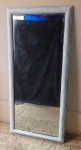 ESPELHO, um (1) retangular, de corpo inteiro, moldura em madeira com patina na tonalidade branca, origem México. 162 x 75cm.