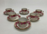 PORCELANA ALEMÃ, seis (6) xícaras para café, ornada em rosas policromadas, arremates a ouro, possui um pires sobressalente, manufatura CARL TIELSCH (fundada em 1845, na cidade de Altwasser, como Carl Tielsch & Co, no inicio suas peças eram marcadas com as letras TPM Tielsch-Porzellan-Manufaktur; em 1917 mudou para Carl Tielsch & Co. A. G.; em 1932 mudou para Porzellanfabrik Tielsch & Co, Abteilung der C. M. Hutschenreuther A. G.; em 1945 mudou para Polska Fabryka Porcelany Tielsch (território deixou de ser da Alemanha e passou a ser da Polônia); em 1952 mudou para Zaklady Porcelany Stolowej Walbrzych; a partir de 1992 acresceu no ultimo nome da fábrica as letras S.A. Funciona assim até a atualidade).