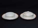 PORCELANA JAPONESA, par (2) manteigueiras com presentoir acoplado, falta a tampa de uma delas, sinais de restauro na borda, ornamentação floral policromada, arremates com frisos dourados, manufatura representada por dois pombos, período Japão Ocupado 1945 a 1952, medindo 14,5 cm diâmetro.