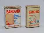 COLECIONISMO, duas (2) antigas latas de curativos BAND-AID, uma norte americana e uma nacional, confeccionadas em folha de flandres, possuem ligeiros sinais de oxidação.