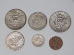 NUMISMÁTICA, USA, seis (6) moedas diversas: 1 cent 1963; 10 cents 1965; 1/2 dólar 1974 e 1983; 1 dólar 1979 (2), câmbio (ainda circulam), totalizando 3,11 dólares.