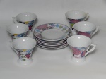 PORCELANA, seis (6) xícaras para café, ornamentação policromada representando objetos como bule, xícara, etc., sem marca de manufatura aparente, acondicionada em estojo cartonado na forma de coração, ideal para presente, medindo 31 x 28 x 7 cm.