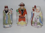 PORCELANA ORIENTAL, três (3) esculturas policromadas: 2 representando dignatários e 1 representando o Deus FUKUROKUJU, segundo o Xintoísmo, Mitologia e Folclore Japonês, Deus da longevidade e sabedoria, representado por uma longa barba branca trazendo na mão um cetro ou bastão (saku) sagrado onde esta pendurado um pergaminho (makimono) contendo as escritas da sabedoria mundial, considerado Deus da ecologia, as vezes acompanhado por um veado, tartaruga ou uma garça tipo grou (tsuru), outras vezes de um pêssego, ter sua estatueta traz popularidade e garante longevidade, integrante do Shichi Fukujin (os 7 Deuses da Boa Sorte, Fortuna e Felicidade), medindo a maior peça 19,5 cm altura.