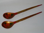 DIVERSOS, par (2) colheres russas, arte popular, confeccionadas em madeira com ornamentação policromada em flores e frutos, arremates em dourado, medindo 28,5 cm comprimento.