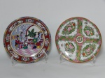 PORCELANA CHINESA, dois (2) pratos decorativos distintos: 1 com ornamentação no Padrão Família Rosa, com arremates a ouro, borboletas, volutas e elementos vegetalistas, marcado em caracteres no verso, medindo 18,5 cm diâmetro; 1 ornado com cena do gênero em policromia, barrado grego, borda em flores e pássaros, traz marca de origem em caracteres na tonalidade azul, medindo 18,5 cm diâmetro.