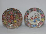 PORCELANA CHINESA, dois (2) pratos decorativos: 1 ornado com cena do gênero e florais em policromia, generosos arremates a ouro, medindo 26,5 cm diâmetro; 1 com dragões celestiais e florais policromados, generosos arremates a ouro, medindo 26,5 cm diâmetro, ambos com marca de origem na tonalidade vermelha em legenda e caracteres.