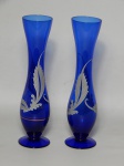 VIDRO, par (2) vasos solifleur no formato de balaustre, tonalidade azul translúcido, esmaltação vegetalista na tonalidade branca, arremates em dourado, medindo 20,5 cm altura.