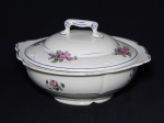 FAIANÇA, uma (1) terrina com tampa (pega da tampa quebrada e colada), ornamentação floral em policromia sobre fundo branco (com desgastes), arremates com frisos azuis, manufatura CERAMUS (Suzano e São Paulo, SP, fundada em 1928, funcionou até finais dos anos 60), medindo 23 cm diâmetro.