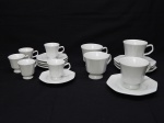 PORCELANA, nove (9) xícaras com caneluras modeladas na própria pasta, pires octogonais, tonalidade branca, sendo: 4 para chá e 5 para café, manufatura SCHMIDT (Pomerode, SC; Mauá, SP; Campo Largo, PR, fundada em 1945, ainda em atividade, maior fábrica de porcelana da América Latina), marcada em algumas peças.