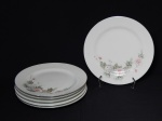 PORCELANA, seis (6) pratos rasos, ornamentação floral policromada, arremates com frisos prateados, manufatura SCHMIDT (Pomerode, SC; Mauá, SP; Campo Largo, PR, fundada em 1945, ainda em atividade, maior fábrica de porcelana da América Latina), medindo 26 cm diâmetro.