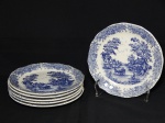 FAIANÇA, seis (6) pratos para sobremesa, ornados em paisagem com carruagens, casarios e arvores, borda em volutas e elementos vegetalistas, tonalidade azul sobre fundo branco, sem marca de manufatura aparente, medindo 18,5 cm diâmetro.