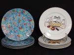 PORCELANA, oito (8) pratos para sobremesa de dois modelos distintos: 4 ornados com borboletas, rosas e laçarotes policromados sobre fundo na tonalidade azul, sem marca de manufatura aparente, medindo 19 cm diâmetro; 4 ornados com bolo e ingredientes variados sobre uma mesa, policromados, borda com frisos na tonalidade tijolo, manufatura SCHMIDT (Pomerode, SC; Mauá, SP; Campo Largo, PR, fundada em 1945, ainda em atividade, maior fábrica de porcelana da América Latina), medindo 19 cm diâmetro.