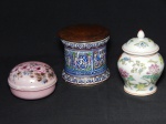 PORCELANA, três (3) itens: 1 pote bojudo com tampa, ornamentação pintada a mão com borboletas, libélula e elementos vegetalistas, em policromia sobre fundo branco, marca de origem China em legenda e caracteres marcado em vermelho na base, medindo 13,5 cm altura; 1 pote com tampa quase cilíndrico, afinando no meio, ornamentação relevada na própria modelagem, retratado cenas do gênero, algumas com nudez, dispostas em quadros, barrado geométrico com palmas intercaladas por perolados, além da legenda em alemão: dit is die schone hiestof a van susanna int korten fit geschneiden 1584 e. p. e., tampa em madeira torneada, modelo SUZANNA, manufatura CERAMARTE (Rio Negrinho, SC, fundada em 1956 pelo alemão Klaus Schumacher, ainda em atividade), medindo 11,5 cm altura; 1 caixa circular com tampa, pintada a mão em florais policromados sobre fundo lilás pelo atelier NOÊMIA, bicados na borda da tampa e da peça em si, medindo 10,5 cm diâmetro.